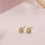 Aretes trebol liso con perlita