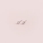 Aretes Plateados Mini Corazón de Luz